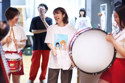 単独ライブ「H15」を前に、出演する後輩芸人のあづりんさん（左）や「らくちんペクチン」いしむらさん（右）と話す「Aマッソ」加納愛子さん（中央）。左奥は劇団「南極」のこんにち博士＝東京都世田谷区で2025年6月7日午後5時7分、前田梨里子撮影