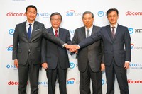 （左から）ドコモの前田義晃社長、NTTの島田明社長、SBIホールディングスの北尾吉孝会長兼社長、住信SBIネット銀行の円山法昭社長＝記事中の写真はすべて筆者提供