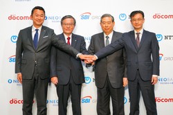 （左から）ドコモの前田義晃社長、NTTの島田明社長、SBIホールディングスの北尾吉孝会長兼社長、住信SBIネット銀行の円山法昭社長＝記事中の写真はすべて筆者提供