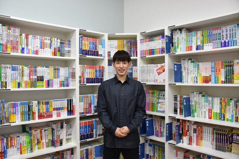 15歳のニュース 大学生店長、学習参考書の専門店開く 本選び