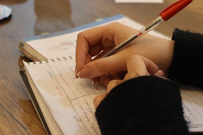 避難先の自宅で勉強するシリア避難民の少女。「いまのシリアには帰れない」と語る＝レバノンの首都ベイルートで2025年5月19日午後8時33分、金子淳撮影