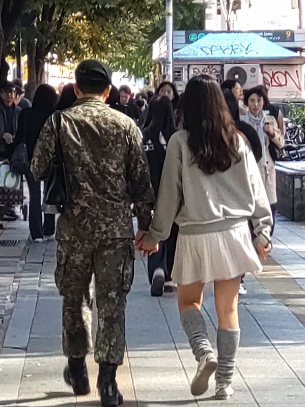 ソウルの繁華街では、兵役休暇中にデートするカップルの姿が珍しくない＝ソウル市内で2024年10月、磯崎由美撮影