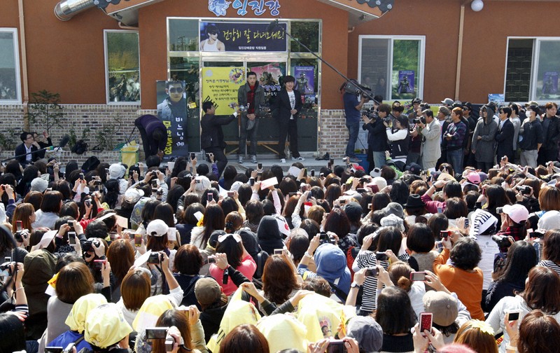 兵役のため入隊する陸軍新兵教育隊前で、ファンにあいさつする韓国の人気歌手のRain（ピ）さん＝韓国・議政府市で2011年10月11日、ロイター