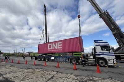 大館駅インランドデポ推進協議会が開いた見学会で公開された国際海上コンテナをクレーンで積み下ろす作業＝秋田県大館市で2024年12月1日（同市提供）