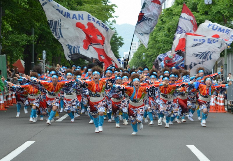 威勢良く駆け出す踊り子たち＝札幌市中央区の大通パレード会場で2025年6月8日午後0時52分、伊藤遥撮影