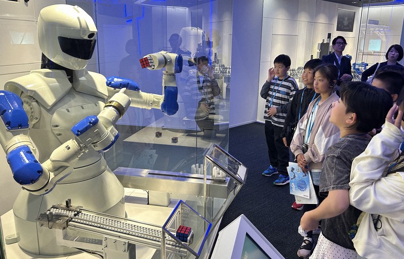 ロボットがくす玉割り祝福 「安川電機みらい館」来館者20万人突破