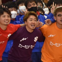 「ミュータントウェーブ」として活動する大嶋悠生さん（前列中央）＝千葉県松戸市で2022年6月14日、真田祐里撮影