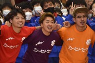 「ミュータントウェーブ」として活動する大嶋悠生さん（前列中央）＝千葉県松戸市で2022年6月14日、真田祐里撮影