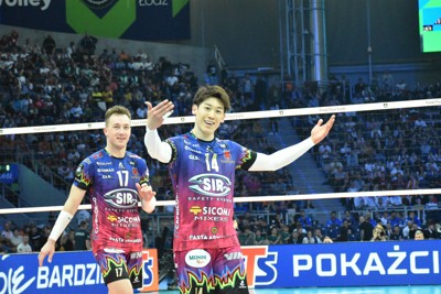 欧州チャンピオンズリーグの決勝でチームメートに声をかける石川祐希選手（右）。「余裕を持つ」と意識した結果、自然と笑顔が増えた＝ポーランドのウッジで2025年5月18日、小林悠太撮影