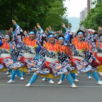 力いっぱいの演舞を見せる踊り子たち＝札幌市中央区の大通パレード会場で2025年6月8日午後0時52分、伊藤遥撮影