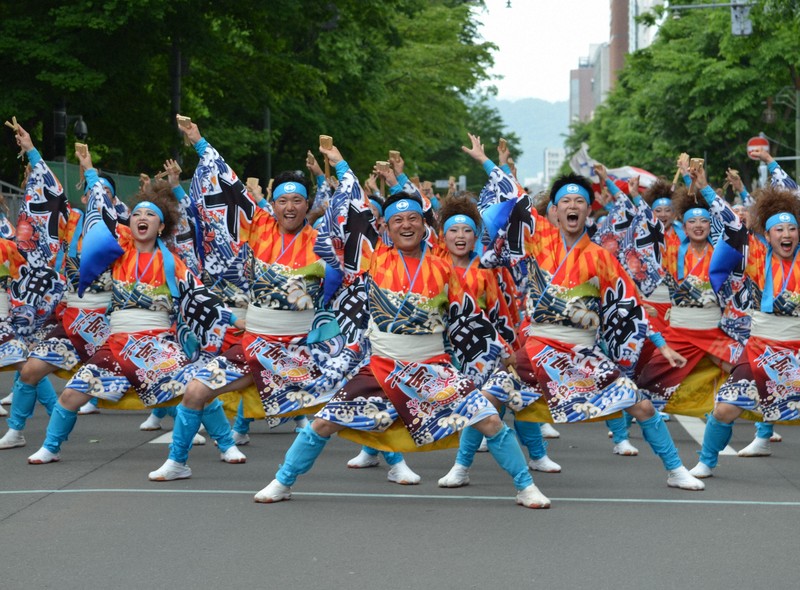 力いっぱいの演舞を見せる踊り子たち＝札幌市中央区の大通パレード会場で2025年6月8日午後0時52分、伊藤遥撮影