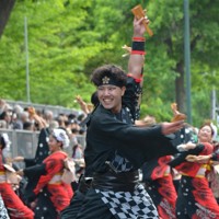 満面の笑みで演舞を披露する踊り子たち＝札幌市中央区の大通パレード会場で2025年6月8日午後3時0分、伊藤遥撮影