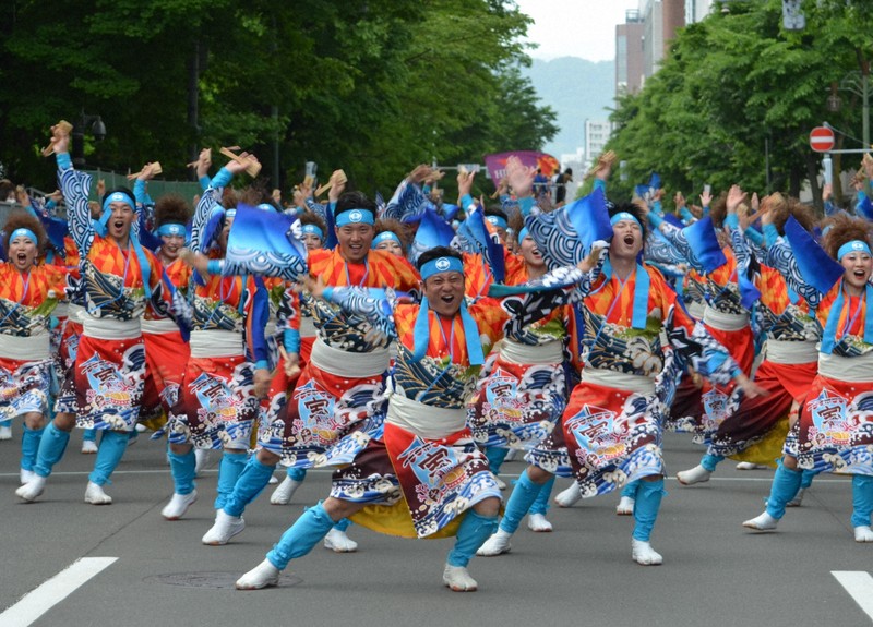 エネルギッシュな演舞を見せる踊り子たち＝札幌市中央区の大通パレード会場で2025年6月8日午後0時52分、伊藤遥撮影