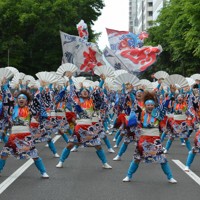 エネルギッシュな演舞で観衆を沸かせる踊り子たち＝札幌市中央区の大通パレード会場で2025年6月8日午後0時55分、伊藤遥撮影