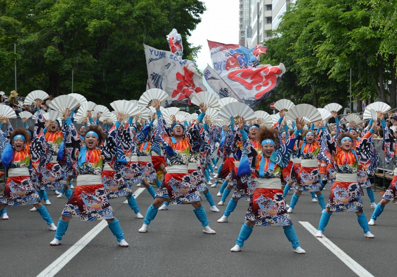 エネルギッシュな演舞で観衆を沸かせる踊り子たち＝札幌市中央区の大通パレード会場で2025年6月8日午後0時55分、伊藤遥撮影
