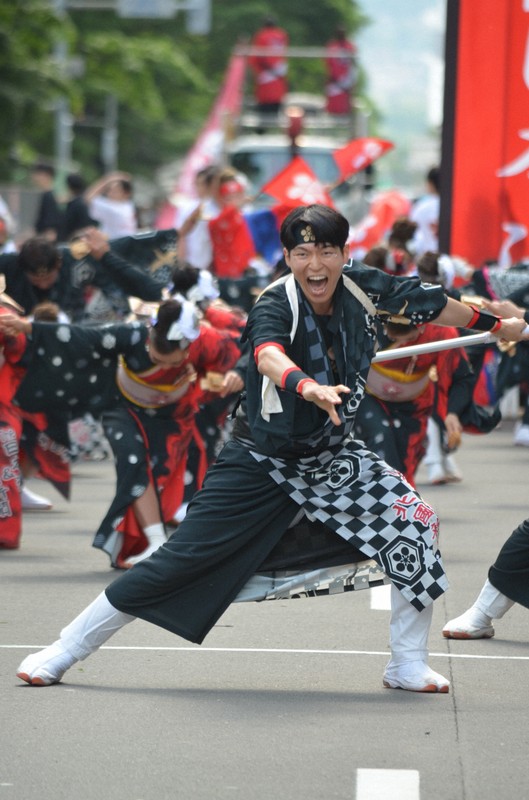 気勢を上げる踊り子＝札幌市中央区の大通パレード会場で2025年6月8日午後2時53分、伊藤遥撮影