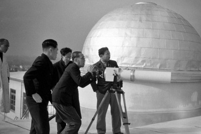 京都大理学部宇宙物理学教室の屋上で、ミヤニ式反射望遠カメラの試写をする本社写真部員と宮澤堂さん（右から3人目）