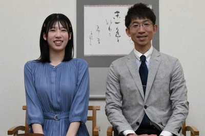 関山穂香初段（左）と父の利道九段＝大阪府島本町で5月、最上聡撮影