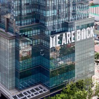 BTSメンバーの兵役除隊ラッシュを前に、所属するHYBE本社には「WE　ARE　BACK」とメッセージが掲げられた＝2025年6月9日（BIGHIT MUSIC提供）