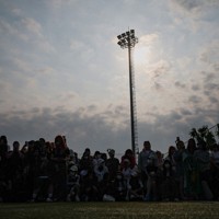 BTSのRMさんとVさんの除隊を待つファンら＝韓国北部・春川で10日、ロイター