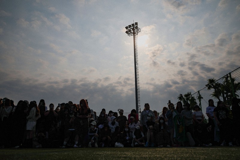 BTSのRMさんとVさんの除隊を待つファンら＝韓国北部・春川で10日、ロイター