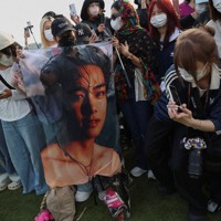 BTSのRMさんとVさんの除隊を待つファンら＝韓国北部・春川で10日、ロイター