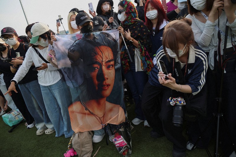 BTSのRMさんとVさんの除隊を待つファンら＝韓国北部・春川で10日、ロイター