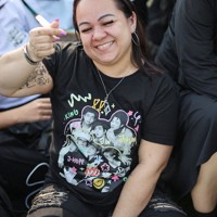 BTSのRMさんとVさんの除隊を待つファンら＝韓国北部・春川で10日、ロイター