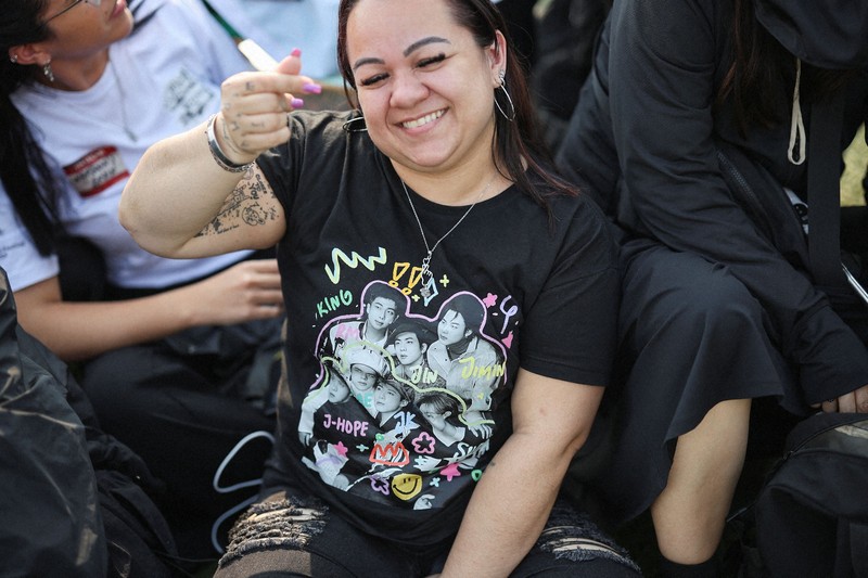 BTSのRMさんとVさんの除隊を待つファンら＝韓国北部・春川で10日、ロイター