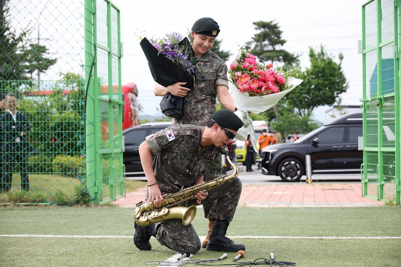 兵役を終えたBTSのRMさん（手前）とVさん＝韓国北部・春川で2025年6月10日、ロイター