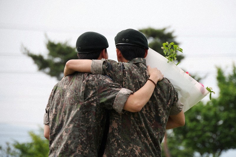 兵役を終え、肩を組むBTSのRMさん（左）とVさん＝韓国北部・春川で2025年6月10日、ロイター