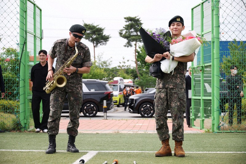兵役を終えたBTSのRMさん（左）とVさん＝韓国北部・春川で2025年6月10日、ロイター