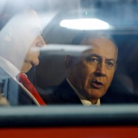 イスラエルのネタニヤフ首相(右)とカッツ国防相=エルサレムで2018年9月、ロイター