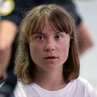 報道陣に囲まれるグレタ・トゥーンベリさん=パリのシャルル・ドゴール空港で2025年6月10日、ロイター