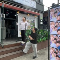 BTSが所属するHYBE本社周辺のカフェに掲げられた、メンバーの除隊を祝うポスター＝ソウル市内のHYBE本社近くで2025年6月10日午前、堀山明子撮影