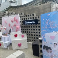 BTSが所属するHYBE本社周辺のカフェに掲げられた、メンバーの除隊を祝うポスター＝ソウル市内のHYBE本社近くで2025年6月10日午前、堀山明子撮影