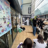 BTSが所属するHYBE本社周辺のカフェに掲げられた、メンバーの除隊を祝うポスター＝ソウル市内のHYBE本社近くで2025年6月10日午前、堀山明子撮影