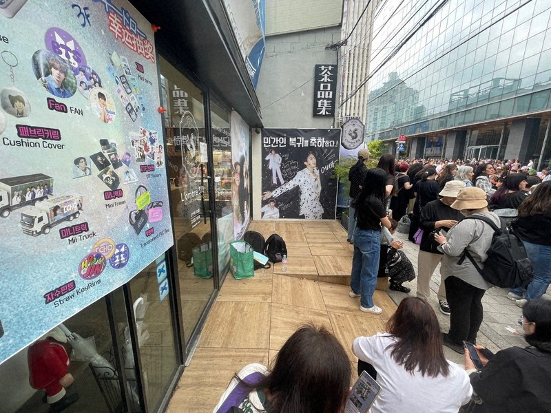 BTSが所属するHYBE本社周辺のカフェに掲げられた、メンバーの除隊を祝うポスター＝ソウル市内のHYBE本社近くで2025年6月10日午前、堀山明子撮影