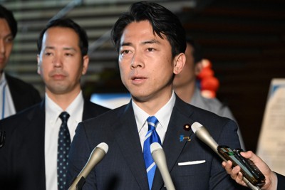 コメの安定供給を実現するための関係閣僚会議の初会合を終え、記者の質問に答える小泉進次郎農相＝首相官邸で2025年6月5日午後5時51分、平田明浩撮影