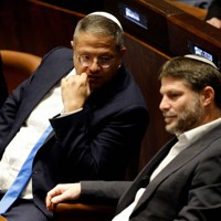 イスラエル国会で並んで座るベングビール氏(左)とスモトリッチ氏=エルサレムで2022年12月、ロイター