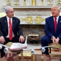 ワシントンで会談するイスラエルのネタニヤフ首相(左)とトランプ米大統領=4月(ロイター=共同)