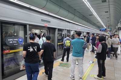 韓国の地下鉄駅のホーム＝ソウル市の光化門駅で、福岡静哉撮影