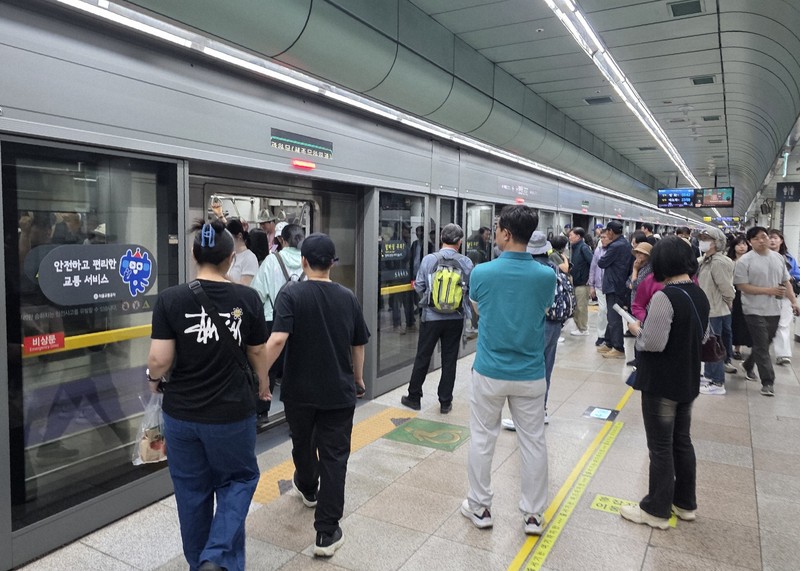 韓国の地下鉄駅のホーム＝ソウル市の光化門駅で、福岡静哉撮影