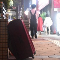 大阪・ミナミの繁華街に放置されたスーツケース＝大阪市中央区で2025年6月3日午後10時7分、松原隼斗撮影