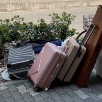 大阪市西成区の路上に不法投棄されたスーツケース＝大阪市提供