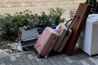 大阪市西成区の路上に不法投棄されたスーツケース＝大阪市提供