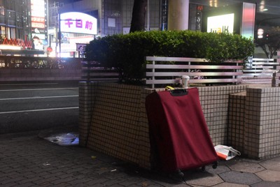 大阪・ミナミの繁華街に放置されたスーツケース＝大阪市中央区で2025年6月3日午後10時1分、松原隼斗撮影