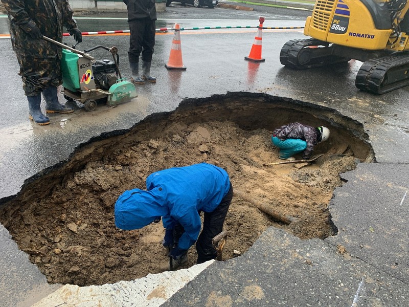 佐賀市で道路が70センチ陥没 農業用水の管が老朽化で損傷か | 毎日新聞
