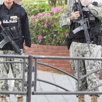 基地外の歩道で小銃を携行する米兵＝米海軍横須賀基地前で4月27日、市民団体「リムピース」提供
