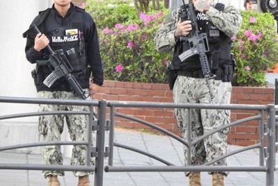 基地外の歩道で小銃を携行する米兵＝米海軍横須賀基地前で4月27日、市民団体「リムピース」提供
